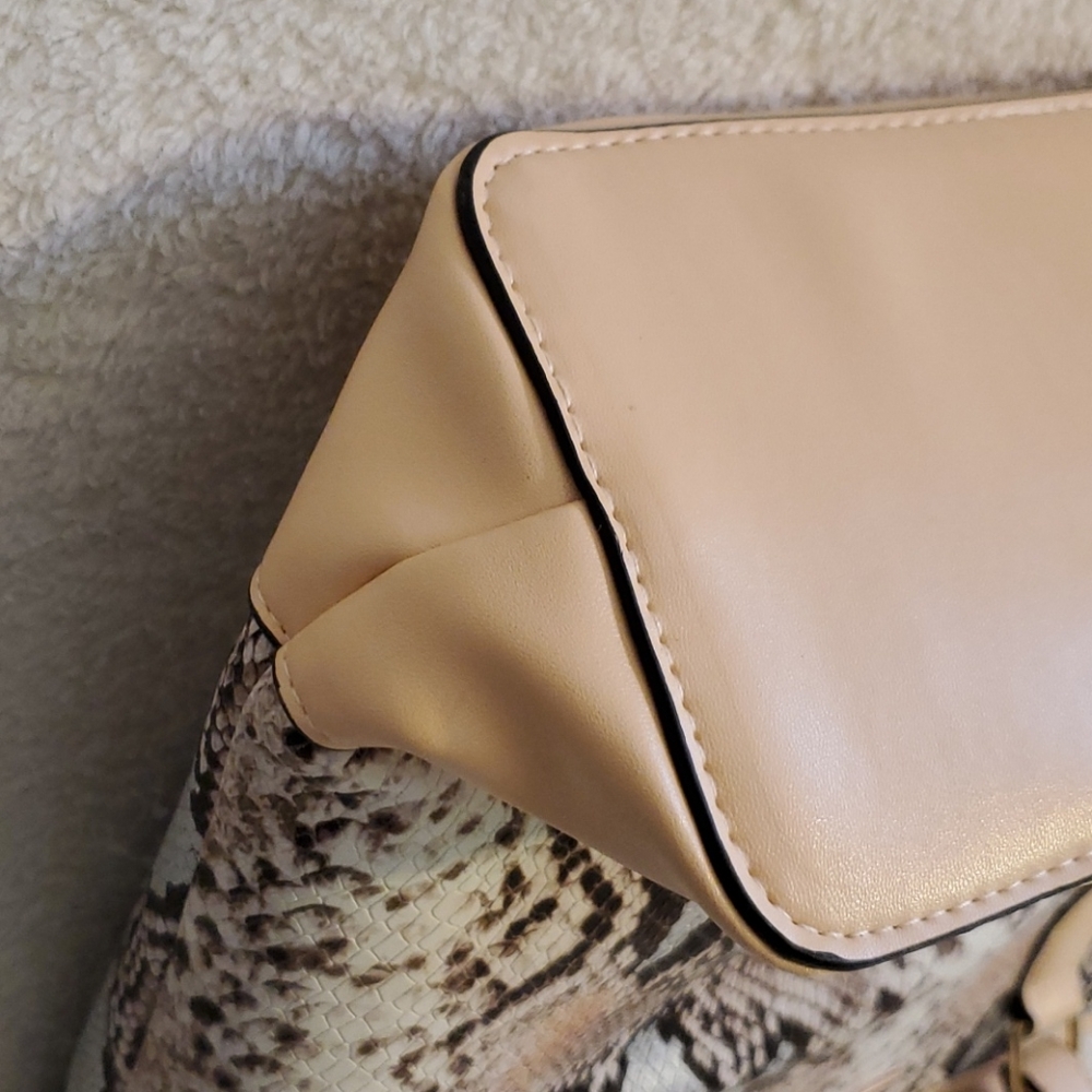 NWT Faux Snakeskin Tote . LG Handbag - Picture 13 of 16